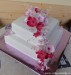 61. Svatební dort s květinami a motýly